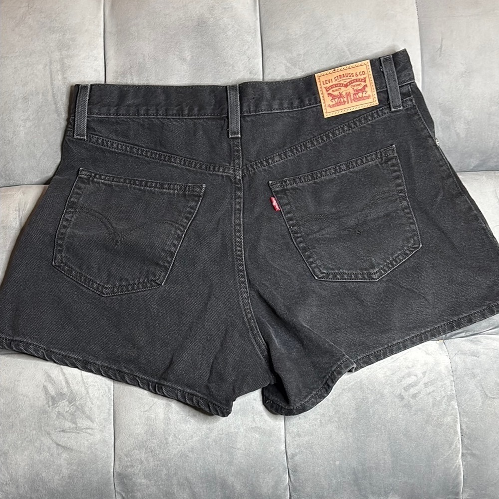Levi's Women's Black High Waisted Mom Shorts size 32
